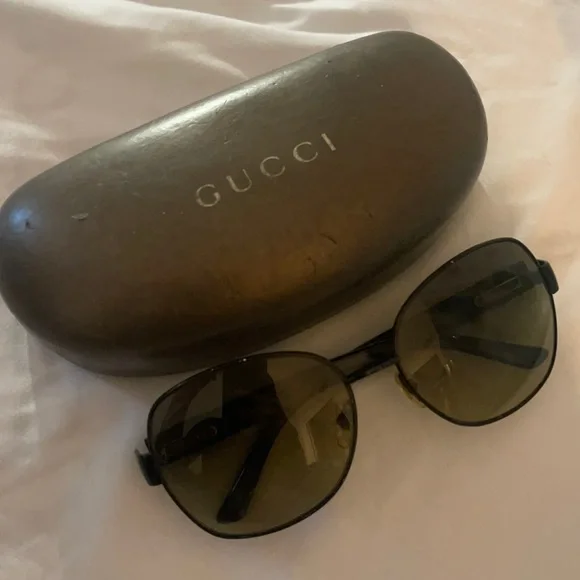 Gucci women’s sunglasses used with light scratches very nice and stylish Gucci Women main image 4